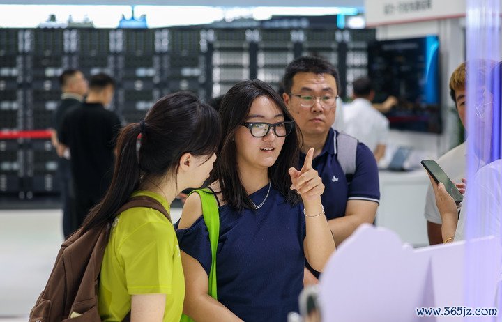 不雅众在2026宇宙智能产业展览会上试戴一款AI翻译眼镜。新华社记者孙凡越 摄