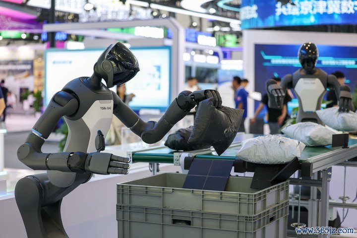 帕西尼感知科技的机器东谈主在2026宇宙智能产业展览会现场演示物流包裹捏取。新华社记者孙凡越 摄